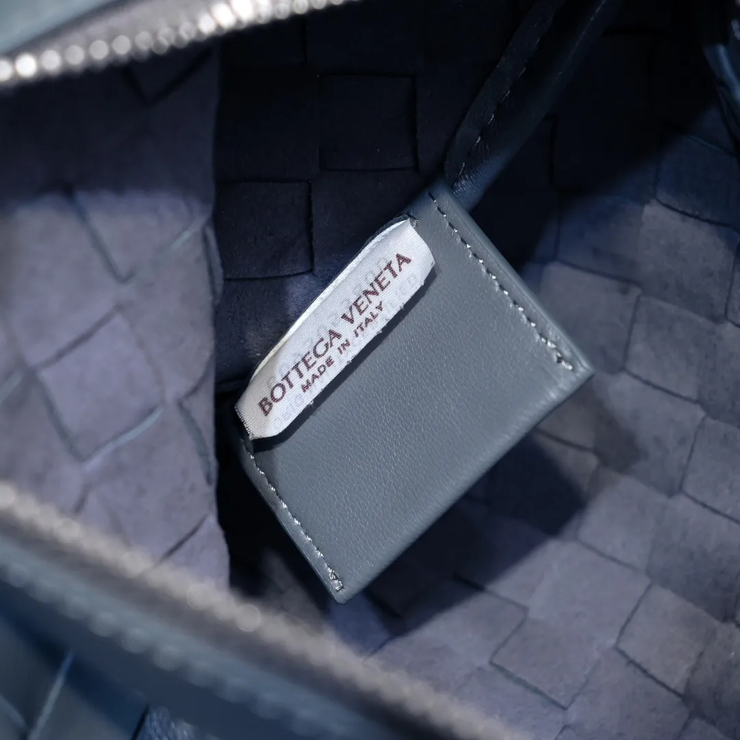 Batch 1360 Bottega Veneta's Bottega Veneta handbag transforms into a man in seconds ⌨️The texture is great! The weaving process is exquisite, simple and elegant, and it perfectly matches any clothes! Whether you are out on the street or on a date, it can instantly improve your overall taste. It can not only hold your wallet and mobile phone, but also the charm of your male god. Style number: 6518 Size: 33*22*7cm